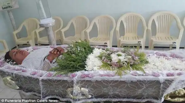 Bizzare! Woman spends day lying in coffin soshe can experience her own funeral (Photos)
